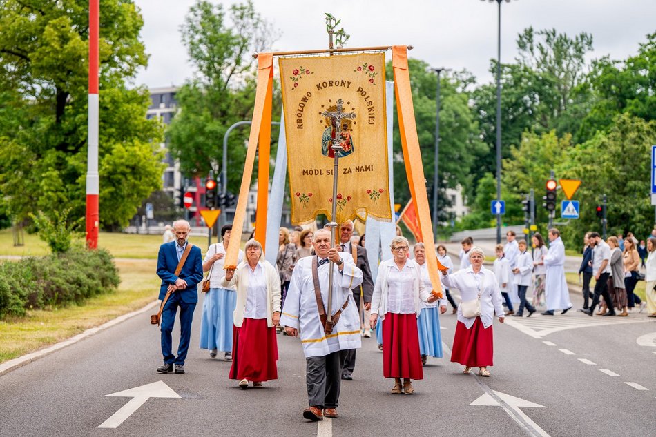 Łódź. Boże Ciało w Łodzi. Procesja z kościoła Matki Boskiej Zwycięskiej przeszła ulicami miasta