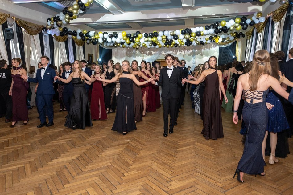 Łódź. Studniówka XXVI LO w Łodzi. Ależ oni zatańczyli... i jak pięknie wyglądali!