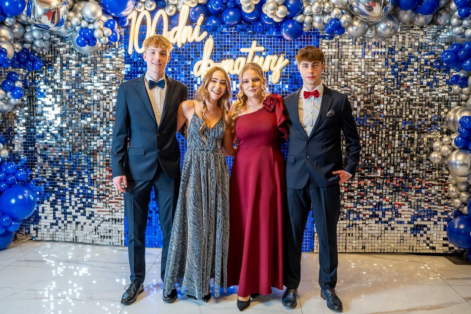 Łódź. Studniówka IV LO w Łodzi. Kreacje, które zapierały dech i radość na twarzach młodzieży