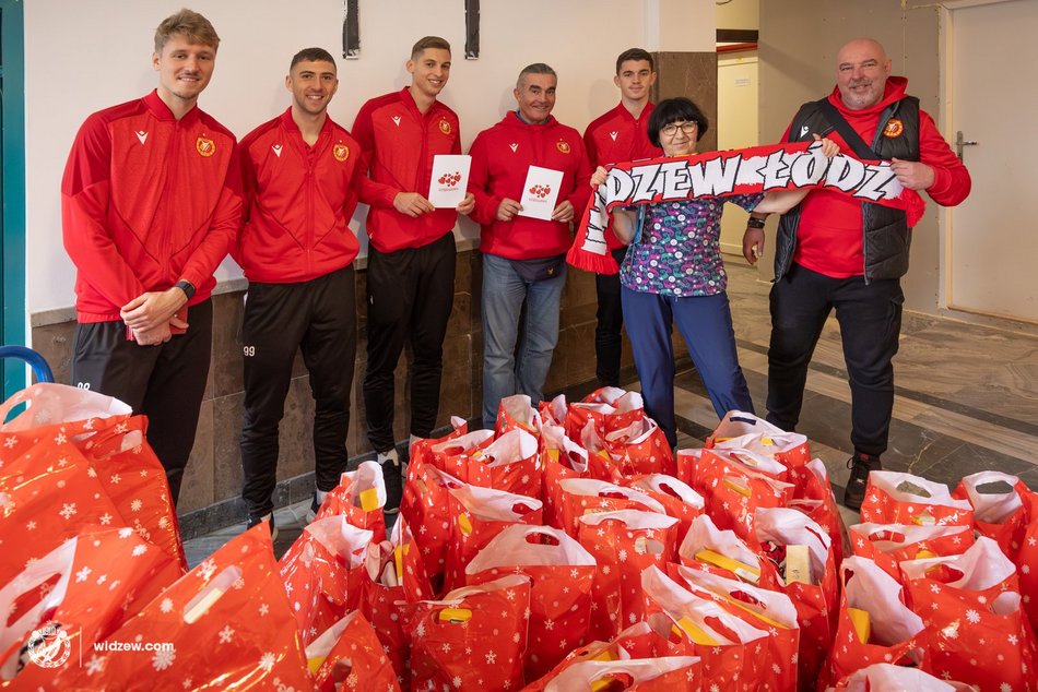 Łódź. Wsparcie w najważniejszym meczu. Piłkarze Widzewa Łódź z wizytą u chorych dzieci