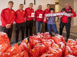 Łódź. Wsparcie w najważniejszym meczu. Piłkarze Widzewa Łódź z wizytą u chorych dzieci