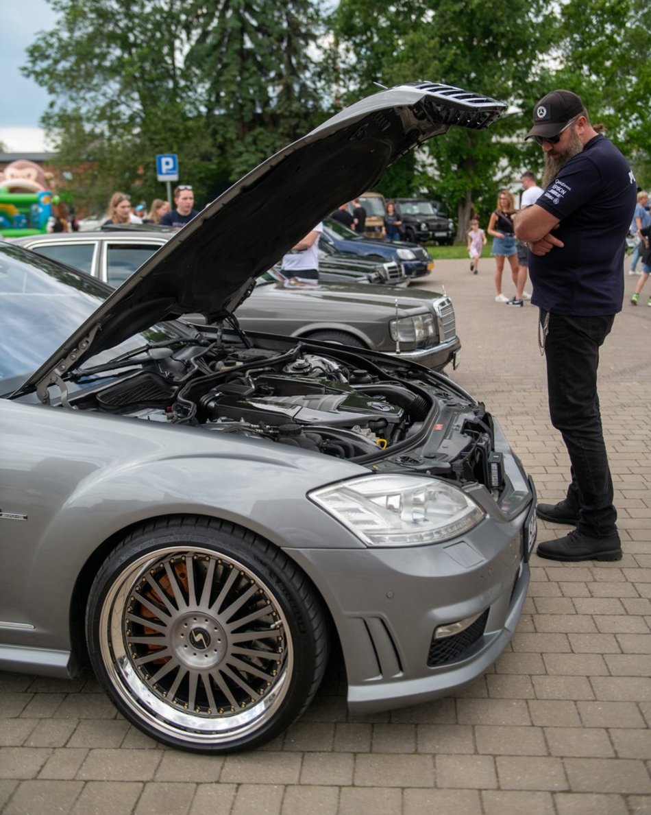 Łódź. Zlot Mercedesów w Ogrodach Geyera w Łodzi. Nie lada gratka dla fanów motoryzacji