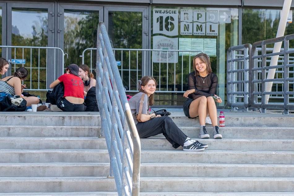 Tłumy fanek Louisa Tomlinsona przed Atlas Areną