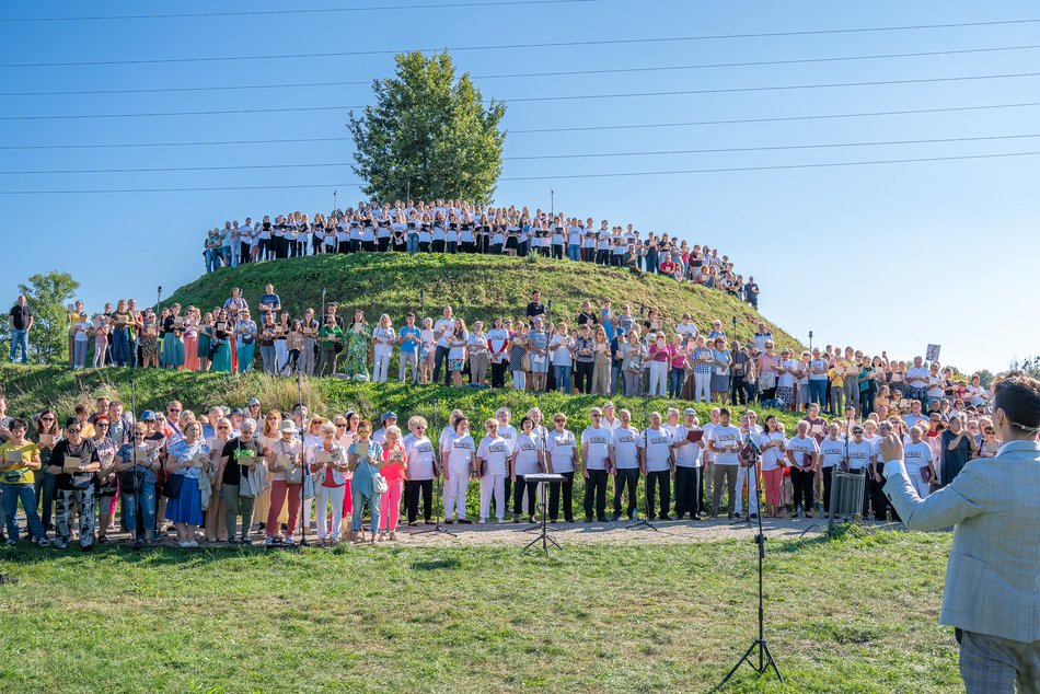 Wielkie wspólne śpiewanie "Prząśniczki" w parku Ocalałych