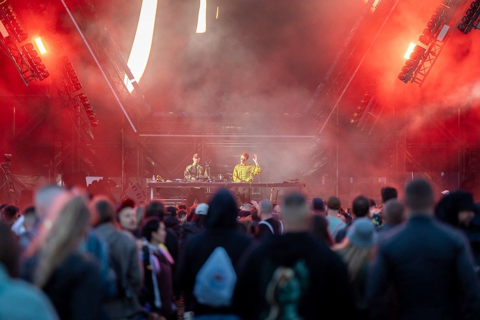 Łódź. Audioriver 2025 w Łodzi. Roztańczony tłum na pierwszym dniu festiwalu