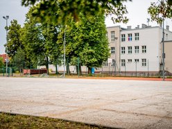 Łódź. Trwa remont orlika przy Kuźnickiej w Łodzi. Będzie nowa nawierzchnia, siatki i plac zabaw