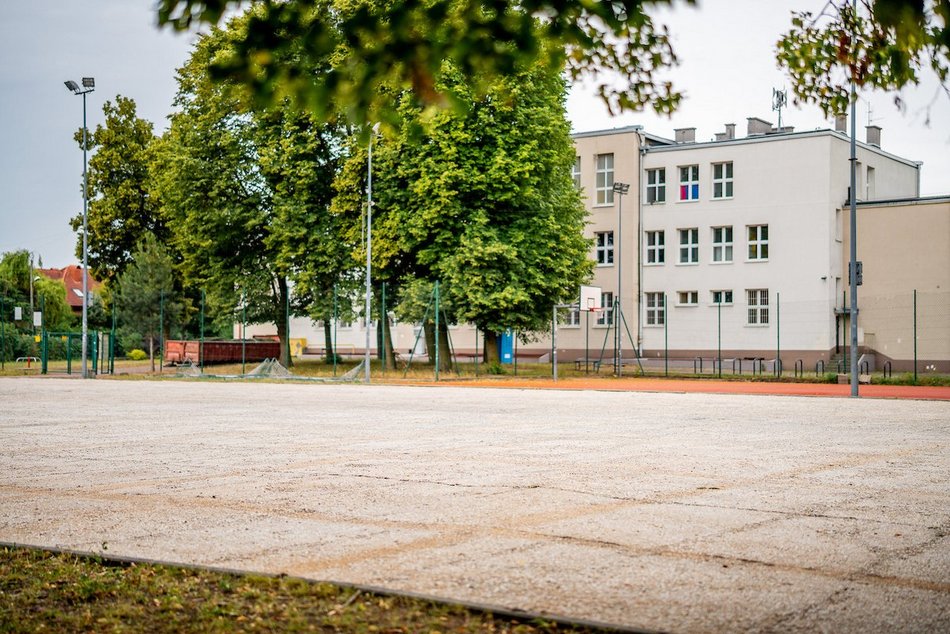Łódź. Trwa remont orlika przy Kuźnickiej w Łodzi. Będzie nowa nawierzchnia, siatki i plac zabaw