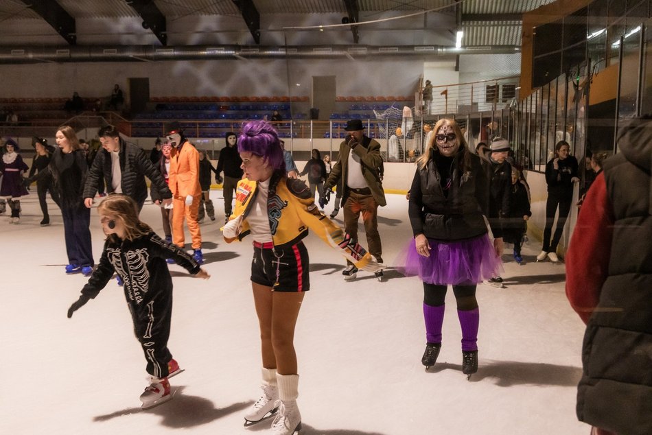 Łódź. Halloween na lodowisku Bombonierka w Łodzi. Królestwo duchów i zjaw na lodzie
