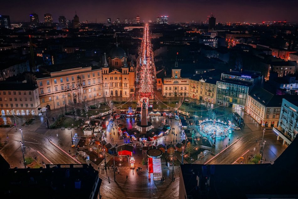Łódź. Jarmark Bożonarodzeniowy w Łodzi nocą