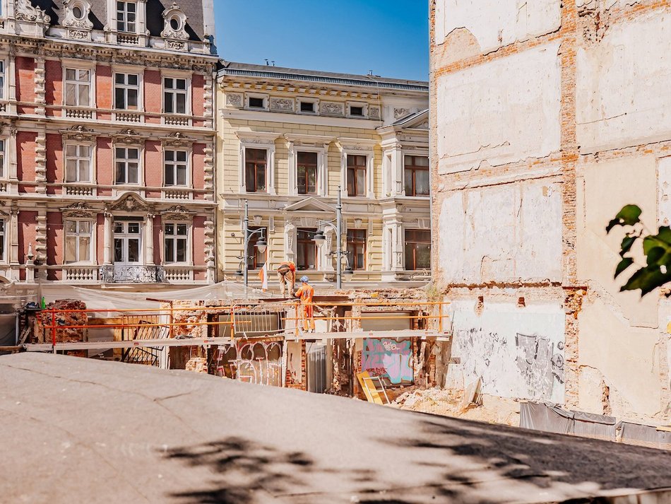 Łódź. „Dziura” przy Piotrkowskiej 58 w Łodzi znika na naszych oczach! Prace wystartowały!