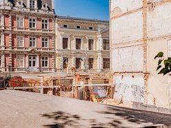Łódź. „Dziura” przy Piotrkowskiej 58 w Łodzi znika na naszych oczach! Prace wystartowały!