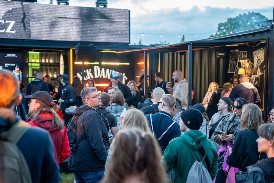 Łódź. Audioriver 2025 w Łodzi. Roztańczony tłum na pierwszym dniu festiwalu