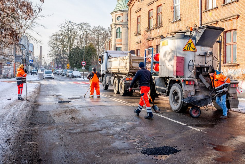 łatanie dziur w ulicach