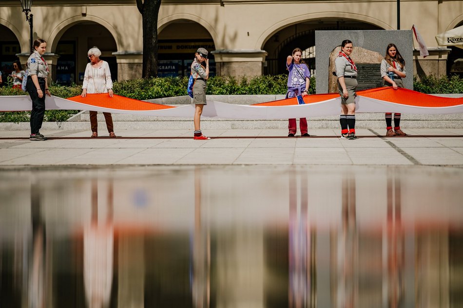 Parada z flagą Polski w Łodzi