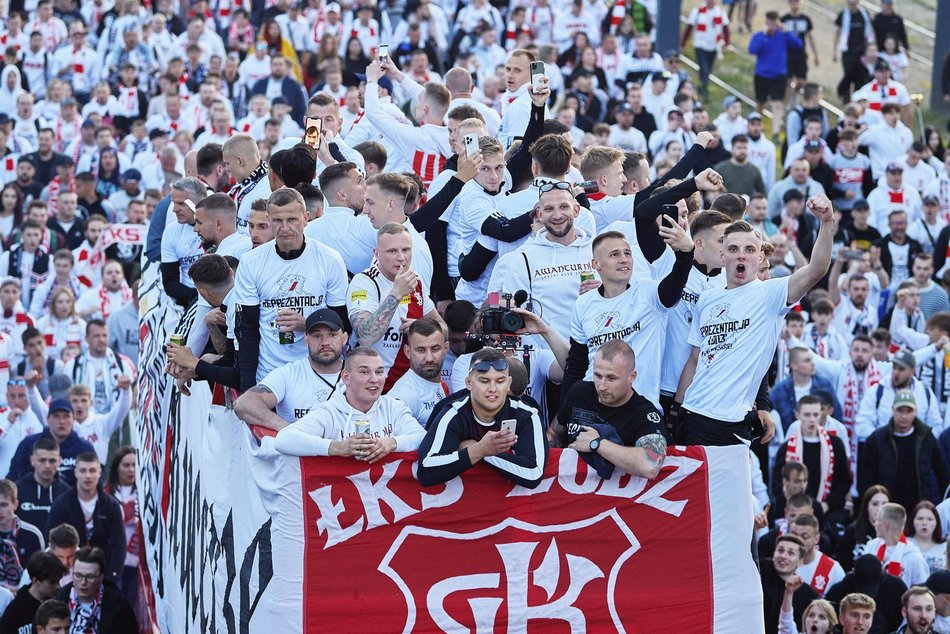 kibice i piłkarze świętują sukces