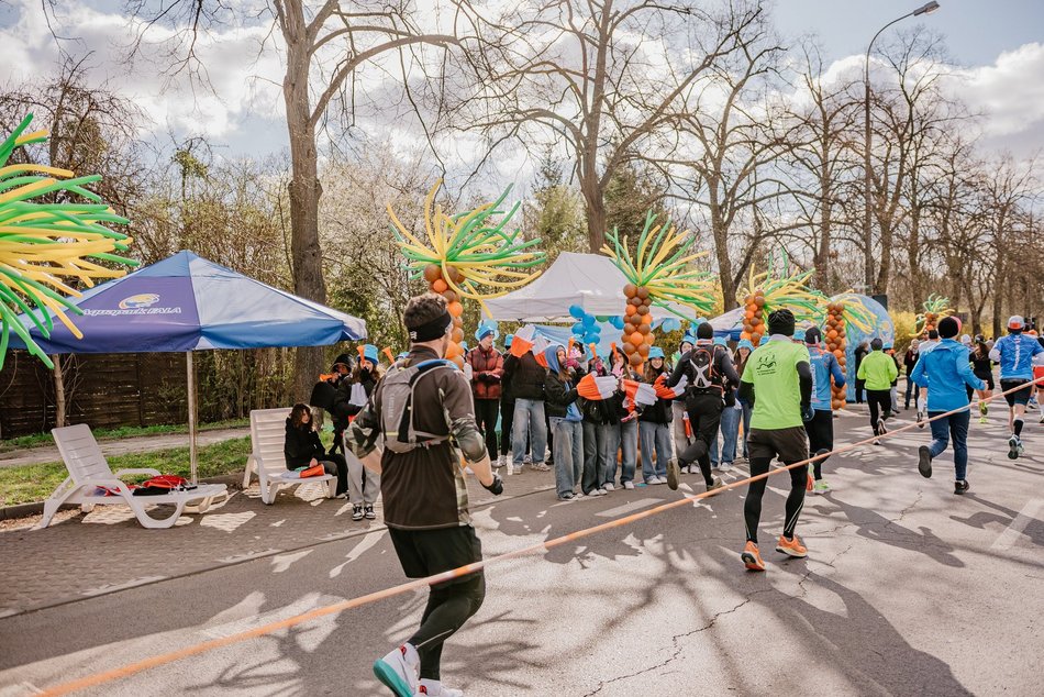 Strefa kibica Aquaparku Fala na DOZ Maraton Łódź 2025. Zobacz, jak łodzianie dopingowali biegaczy!