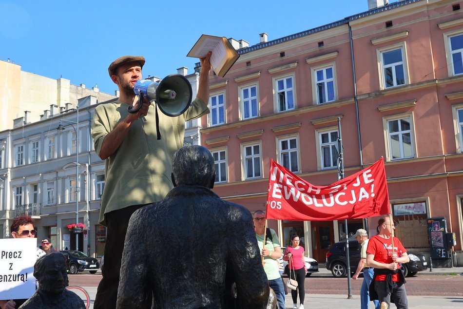 Marsz robotników podczas festiwalu REwolucja w Łodzi. Inscenizacja aktorów Teatru Chorea