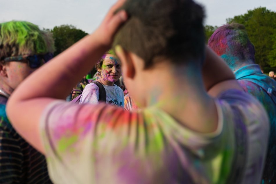 Łódź. Festiwal kolorów na Stawach Jana w Łodzi. Tłumy wzięły udział w bitwie na kolorowy proszek!