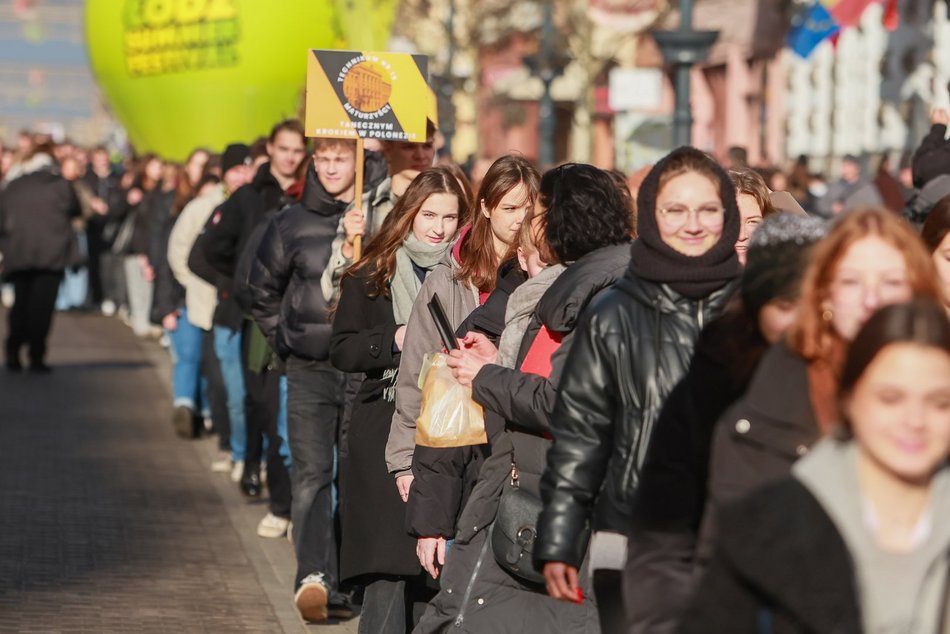 Łódź. Polonez dla Łodzi. Tłumy maturzystów zatańczyły na Piotrkowskiej. Razem z nimi łodzianie!