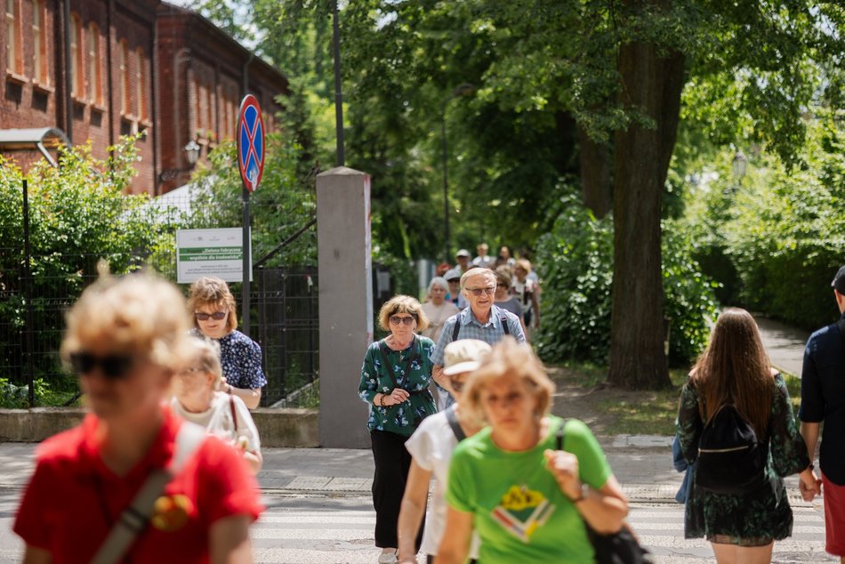 Łódź. Spacerowicze na Księżym Młynie i w Parku Źródliska w Łodzi. Recepta na udany weekend