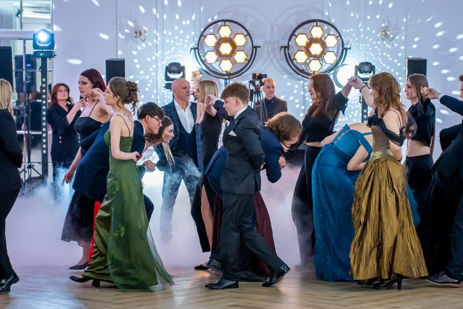 Łódź. Studniówka IV LO w Łodzi. Kreacje, które zapierały dech i radość na twarzach młodzieży