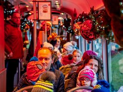 Łódź. Mikołajkowy tramwaj MPK Łódź już pędzi po mieście! Zobacz, jak się prezentuje