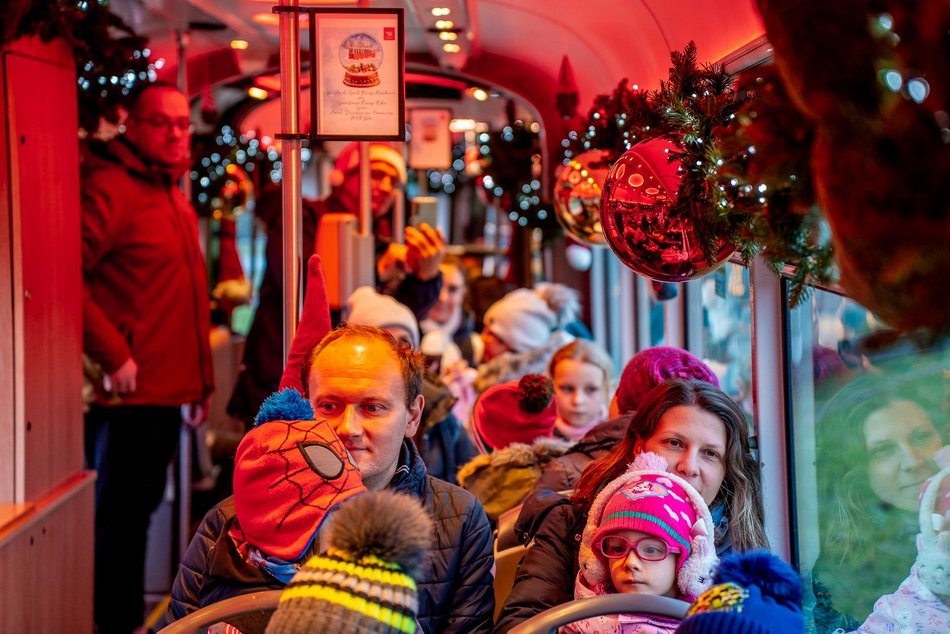 Łódź. Mikołajkowy tramwaj MPK Łódź już pędzi po mieście! Zobacz, jak się prezentuje
