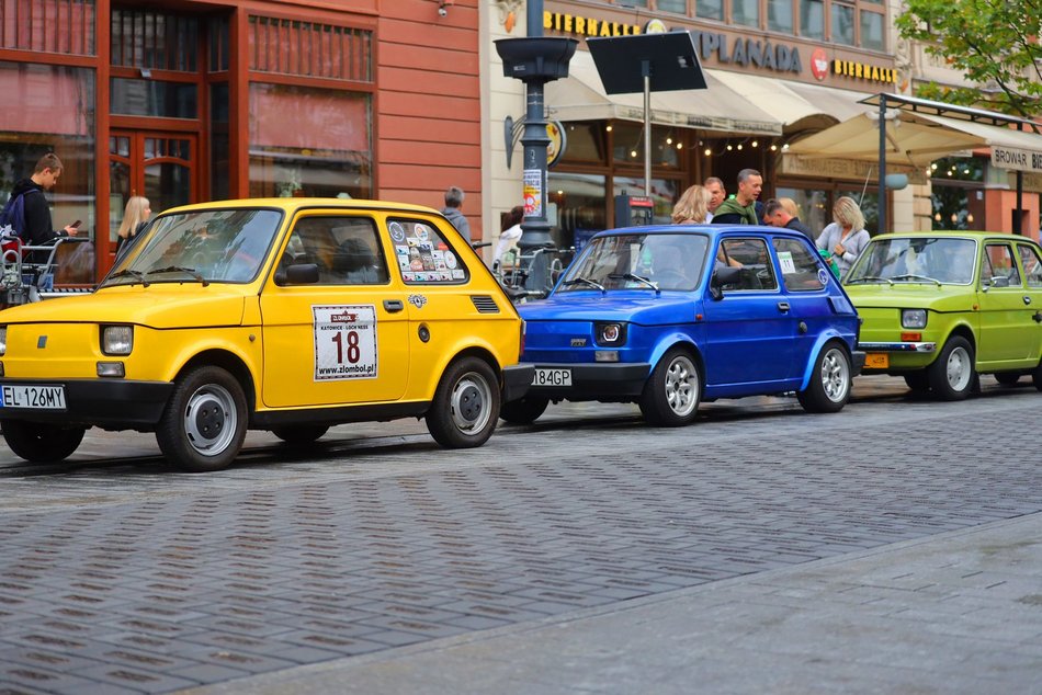 Parada Maluchów w Łodzi 2023. Kolorowe auta przejechały ulicami centrum