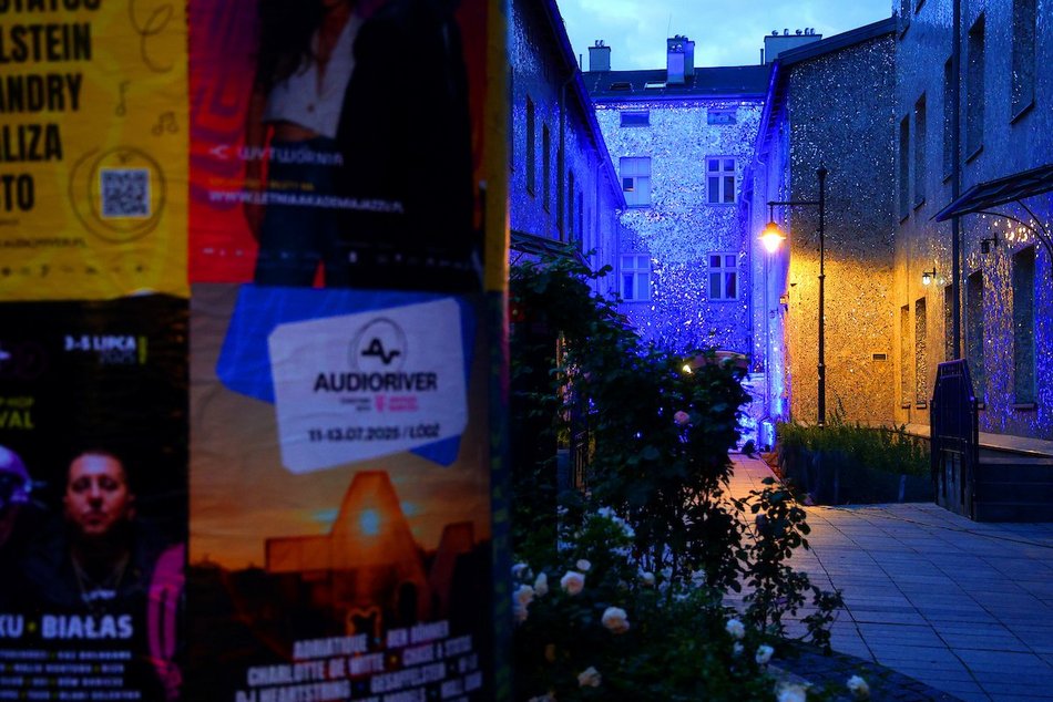 Łódź. Pasaż Róży w Łodzi cały na niebiesko! Łodzianie wspierają lot Sławosza Uznańskiego-Wiśniewskiego