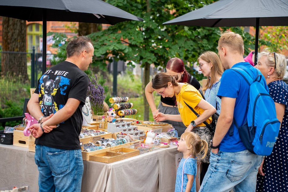 Łódź. Lipcowy targ staroci na Księżym Młynie. Miłośnicy rzeczy z duszą nie zawiedli