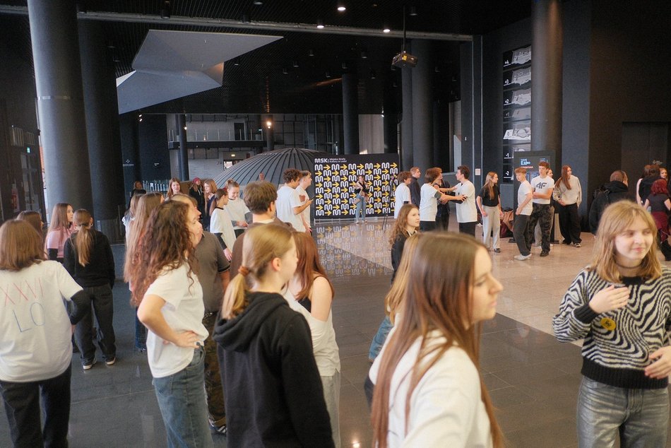 Łódź. Licealiści z Łodzi zatańczyli Belgijkę! Wielkie świętowanie Międzynarodowego Dnia Licealisty