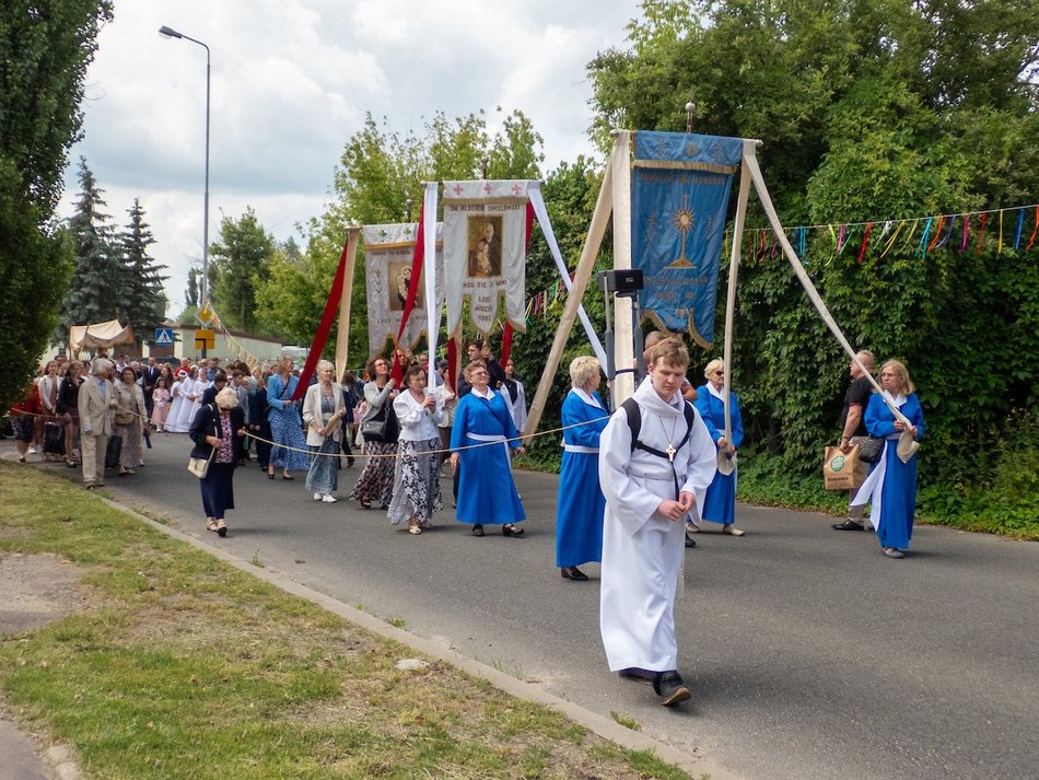 Łódź. Procesja Bożego Ciała na Widzewie w Łodzi. Wierni przeszli ulicami miasta