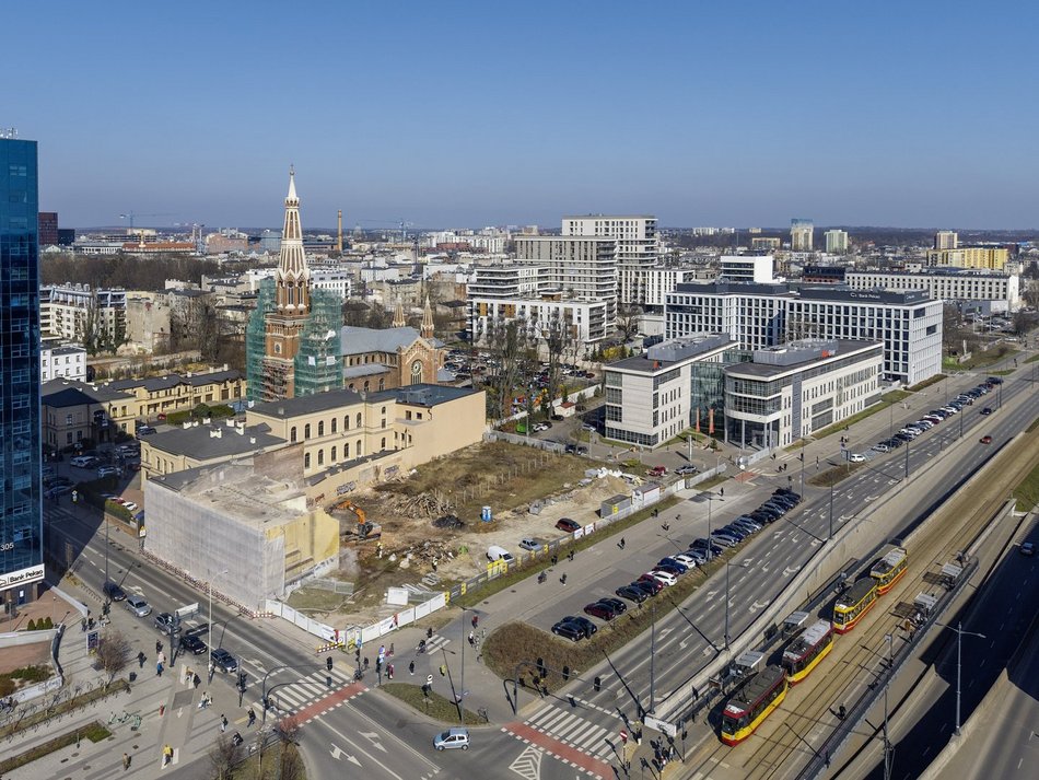 Łódź. Wyburzanie zrujnowanej kamienicy przy Sienkiewicza