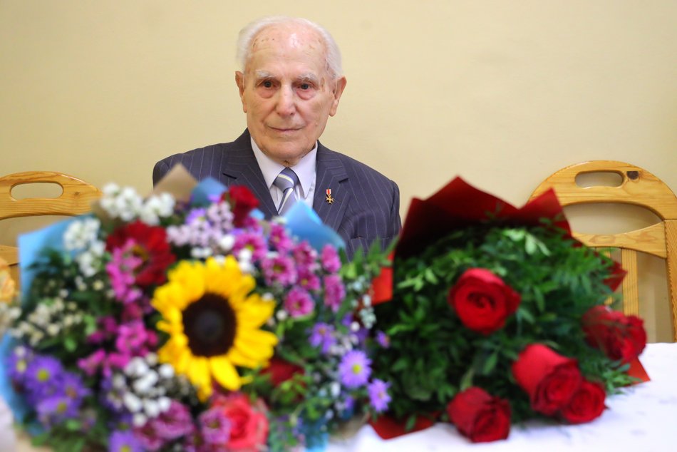 Pan Antoni Kamiński świętuje 100. urodziny w Domu Dziennego Pobytu przy al. 1 maja. Życzymy 200 lat!