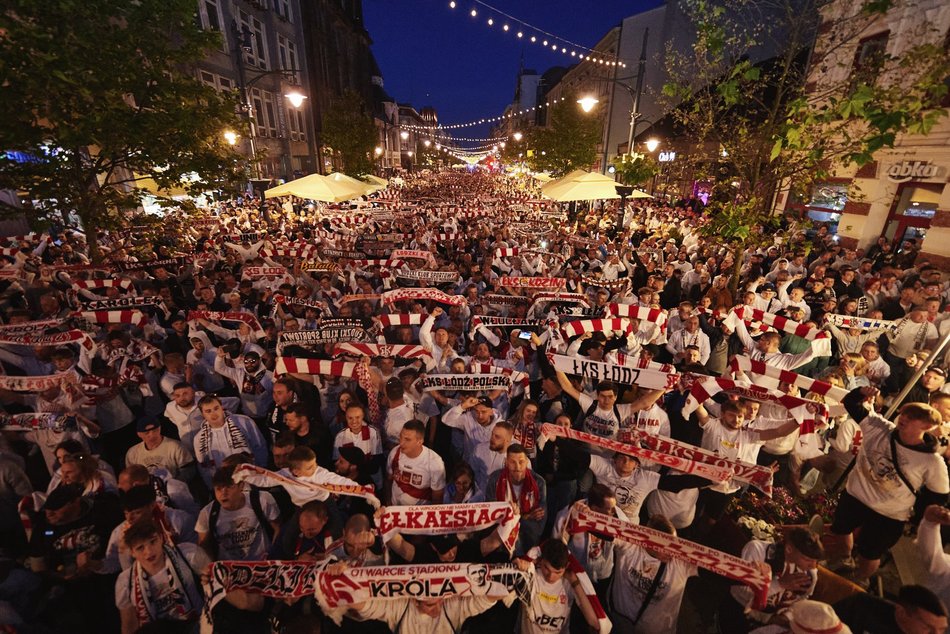 kibice i piłkarze świętują sukces