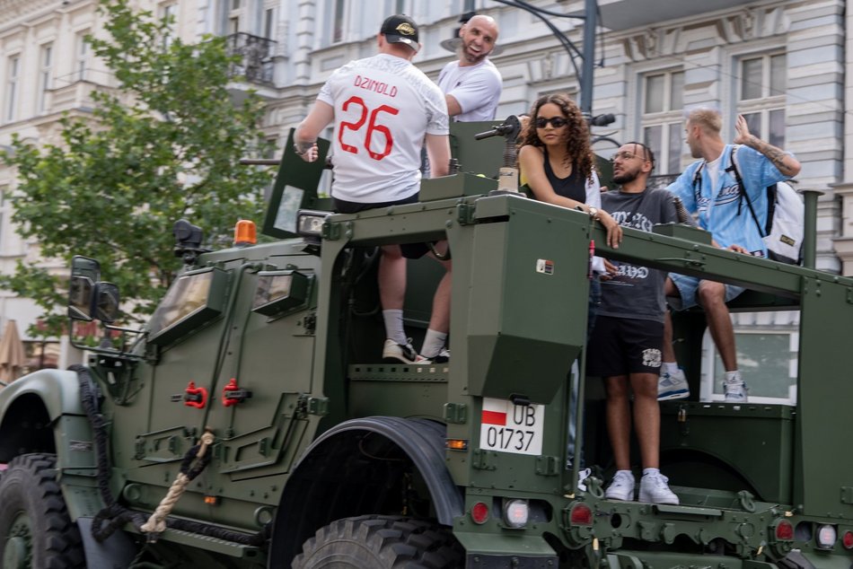 Parada na Piotrkowskiej przed meczem Marcina Gortata z NATO