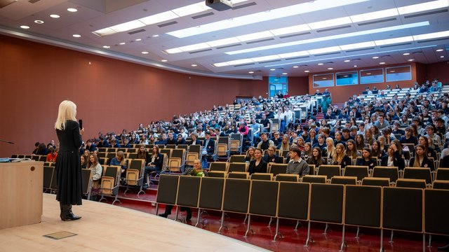 Anna Maria Wesołowska na Uniwersytecie Łódzkim. Aula WPiA pękała w szwach [ZDJĘCIA]