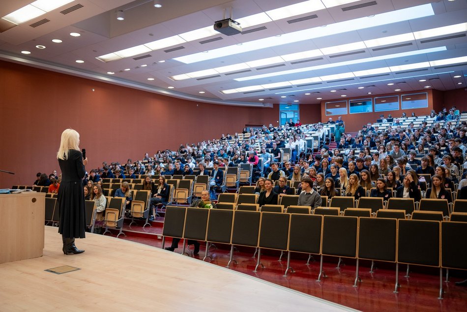 Łódź. Anna Maria Wesołowska na Uniwersytecie Łódzkim. Aula WPiA pękała w szwach