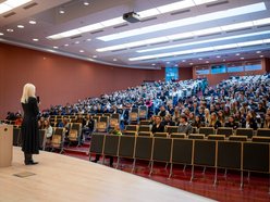 Łódź. Anna Maria Wesołowska na Uniwersytecie Łódzkim. Aula WPiA pękała w szwach