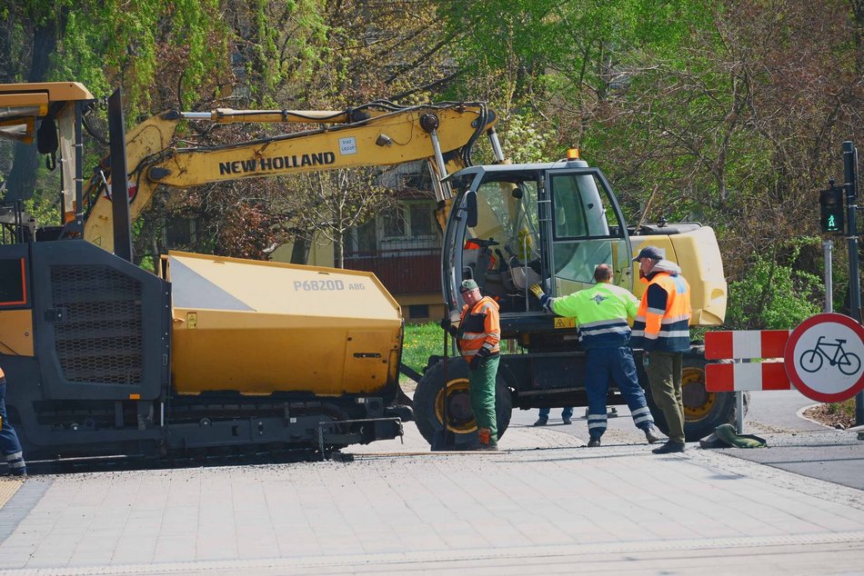 Kładą asfalt na Śmigłego-Rydza. Druga warstwa od Ronda Broniewskiego do centrum