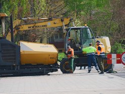Kładą asfalt na Śmigłego-Rydza. Druga warstwa od Ronda Broniewskiego do centrum