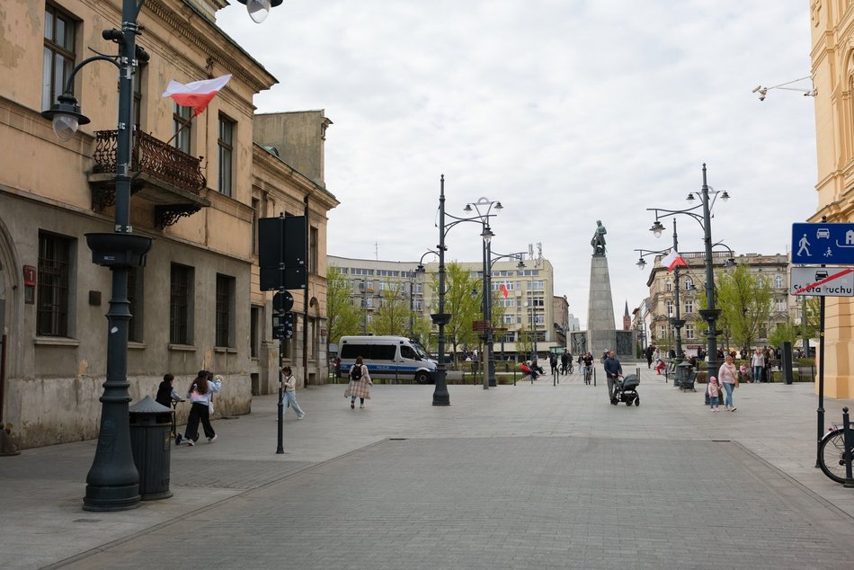 Łódź. Piotrkowska w biało-czerwonych barwach. Łódź gotowa na majówkę!