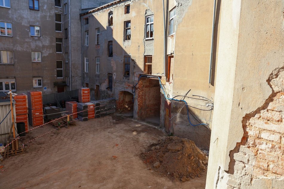 Łódź. Kamienica przy Kilińskiego w Łodzi w trakcie remontu. Ruina zamienia się w perłę!