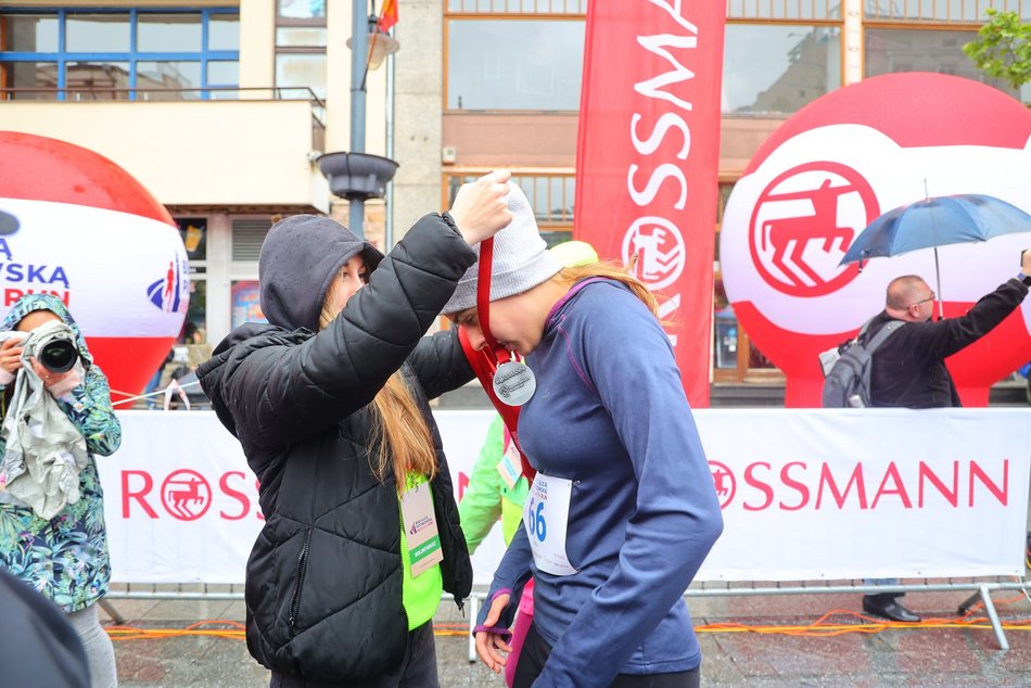 Mini Bieg Ulicą Piotrkowską w Łodzi w deszczu. To nie zepsuło jednak imprezy