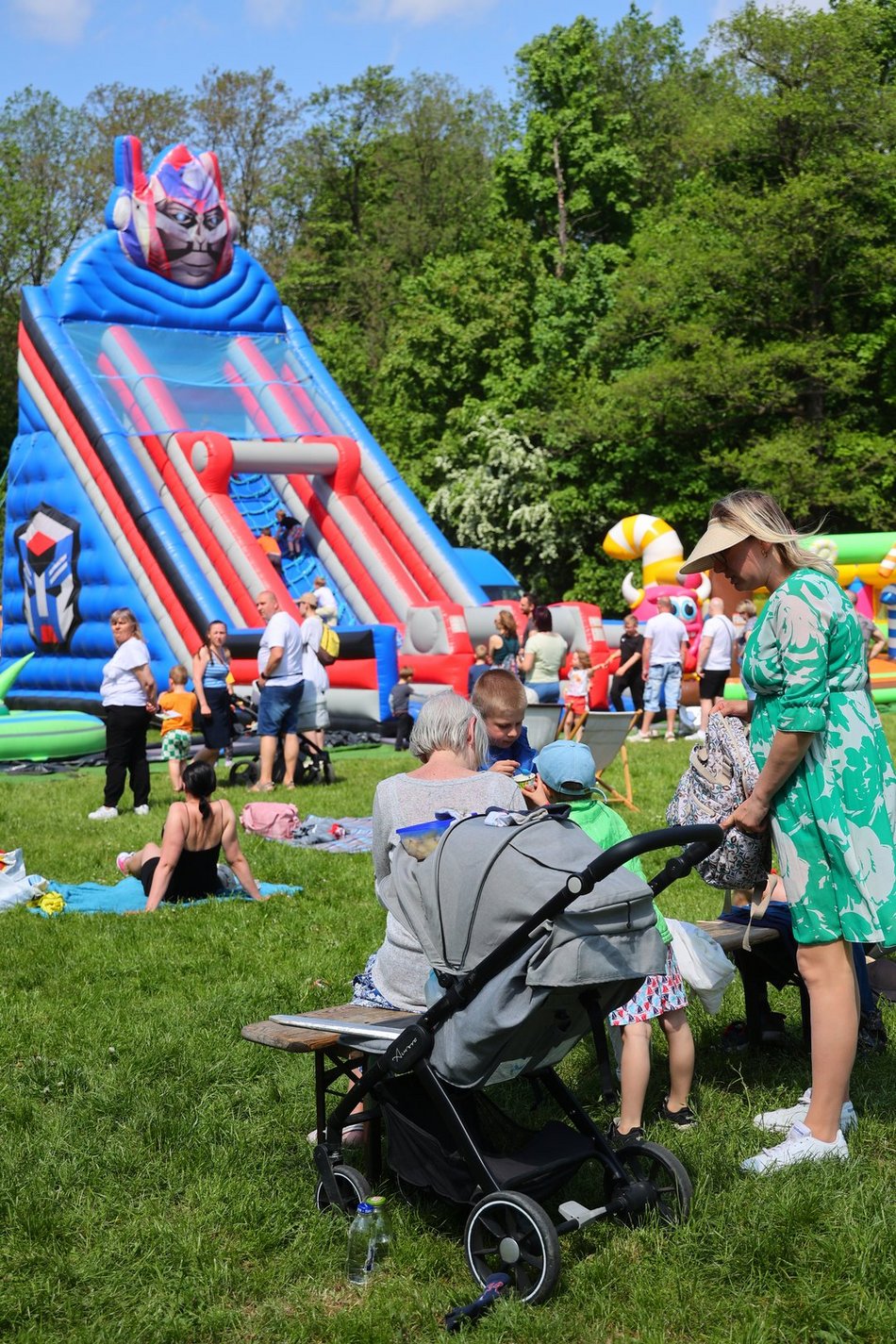Łódź. Piknik na Młynku w Łodzi. Dmuchańce, alpaki, gigantyczne kręgle i rowery wodne
