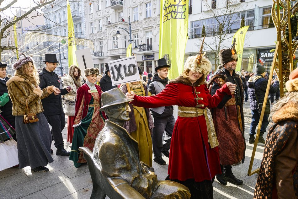 Łódź. Polonez dla Łodzi. Tłumy maturzystów zatańczyły na Piotrkowskiej. Razem z nimi łodzianie!