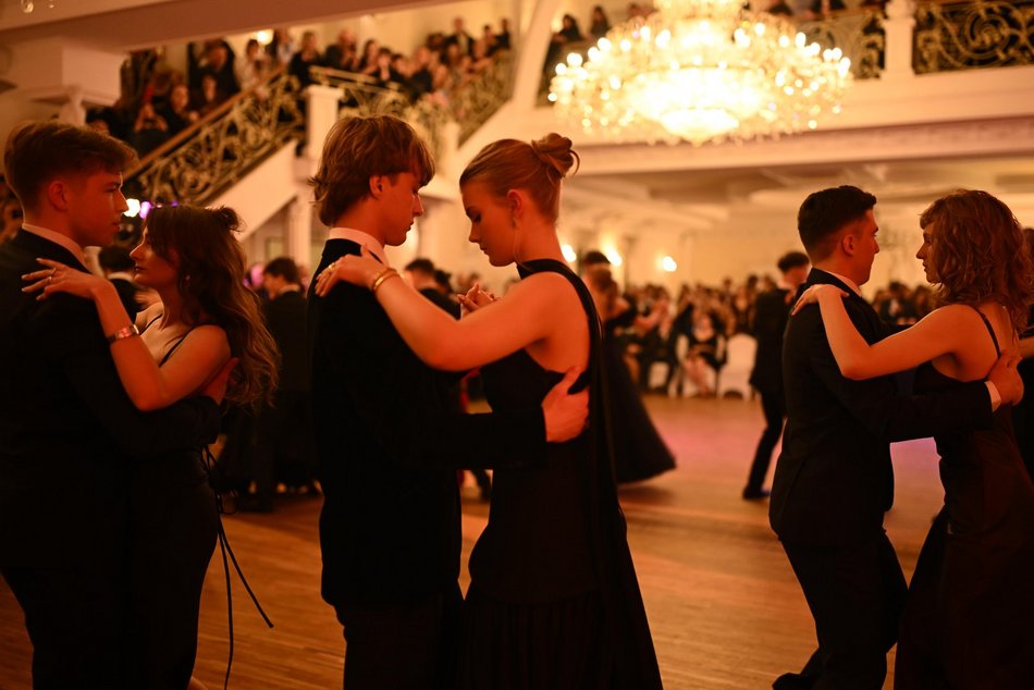 Studniówka III LO w Łodzi. Szyk i elegancja w Białym Pałacu