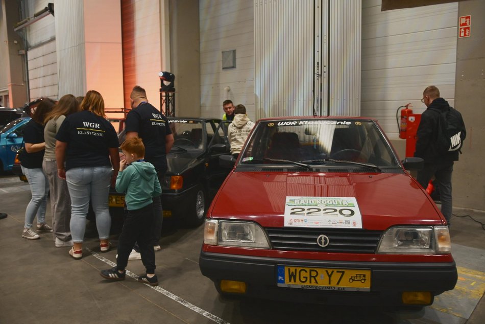 Łódź. Łódzkie Targi Motoryzacyjne w hali Expo Łódź. Klasyki, auta przyszłości, dealerzy i więcej