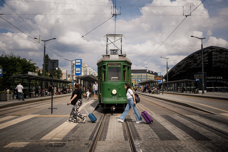 Łódź. 602. Urodziny Łodzi dla fanów tramwajów. Zwiedzanie zajezdni i zabytkowe pojazdy
