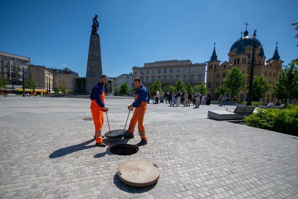 ZWiK Łódź wymienia włazy na placu Wolności. Jubileuszowe pokrywy już widoczne!